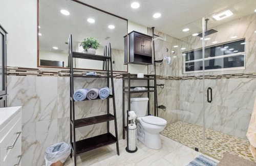 Diplomat House | Fenced yard/Pool/Hut Tub/Volleyball Court