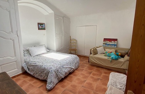 Jouques House | Maison de Campagne Spacieuse et Calme Avec Piscine