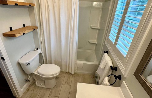 West Mystic House | Historic Mystic at it’s best - walking distance to DT & children’s park!