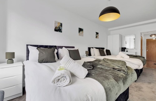 Bordesley Apartment | Serenity Suite SLEEPS 6 FREE PARKING, Pool Table and Netflix - ELYSIUM STAYS