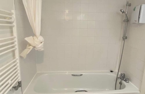 Woolwich Apartment | A Two Bedroom Flat in Greater London; Ideal for professionals/ family/students