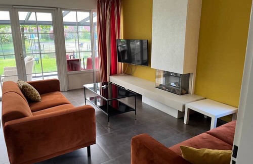Hellendoorn House | Holiday home with conservatory, near Hellendoorn
