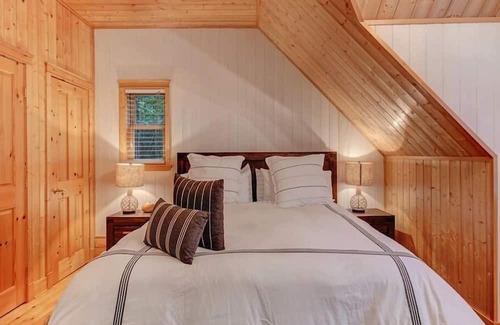 Gore House | Fiddler Lake Resort: Lake Access, Private Jacuzzi