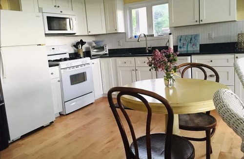 Vermilion House | Welcome to this charming 3-bedroom, 1-bathroom house located in Vermilion, OH