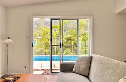 Umina Beach Cottage | Kailua Retreat - A secluded tropical sanctuary