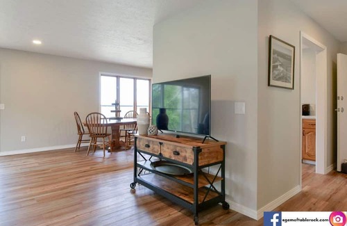 Shell Knob House | Walking distance to swim beach, boat launch, marina & restaurant! Space for 12!
