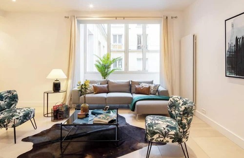 Champs-Elysees Apartment | A UNIQUE BLEND OF CONTEMPORARY DECOR AND VINTAGE ACCENTS – RUE DU BOCCADOR