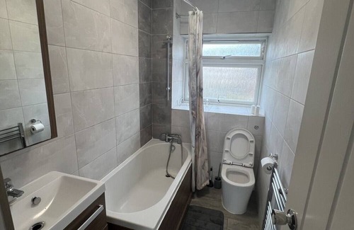 Ealing Broadway Apartment | Bright and modern flat 5 mins from Ealing Broadway station and town centre