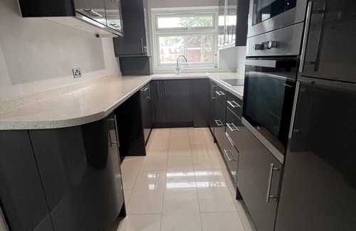Ealing Broadway Apartment | Bright and modern flat 5 mins from Ealing Broadway station and town centre