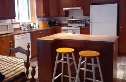 Alleyn-et-Cawood House | Lakeside family getaway, 1 hr from Ottawa-Gatineau