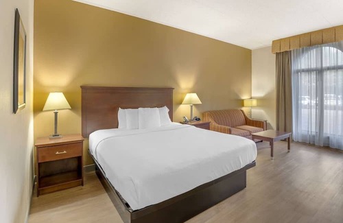 North Chesterfield House | Sleek Stay Perfect for Corporate Guests with Weekly Laundry Needs