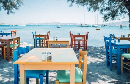 Karterados Villa | Cute 1BR Villa Suite near the Museum of Prehistory