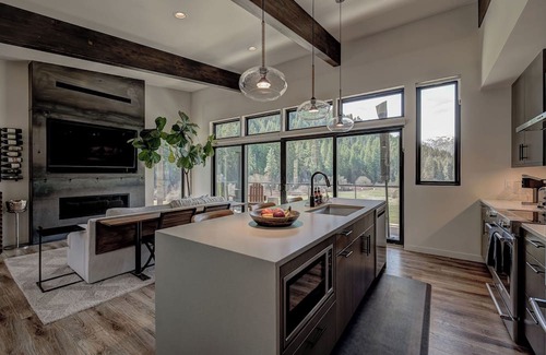Leavenworth Ski Chalet | Luxurious Retreat: Mountain Views, King Bed, Sauna, Fast WiFi, Creek, 5 Acres