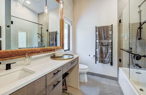 Leavenworth Ski Chalet | Luxurious Retreat: Mountain Views, King Bed, Sauna, Fast WiFi, Creek, 5 Acres