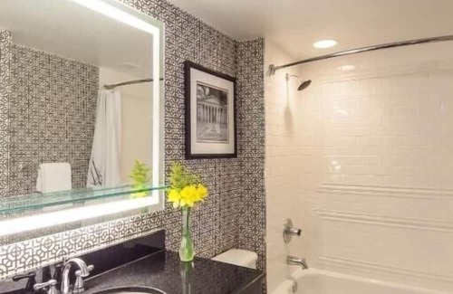 Downtown Washington D.C. Apartment | Standard Queen Near One Franklin Square WDC