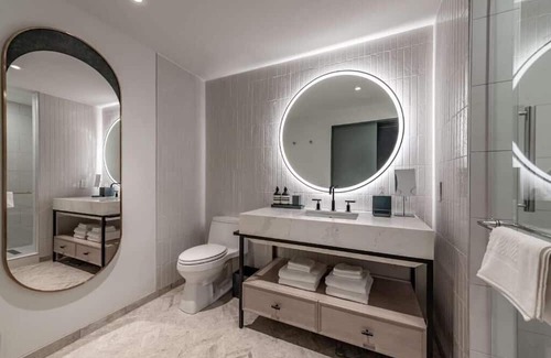 Near Northeast Apartment | King Room Near Le Clou French Restaurant WDC