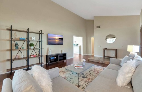 Fullerton House | Spacious Family Home/ Minutes to Disney and Knott's