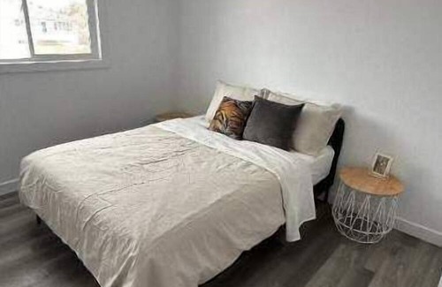 Thompson House | Riverside bungalow