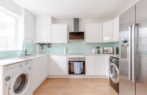 Custom House House | Spacious 4BD Home, near ExCel London!