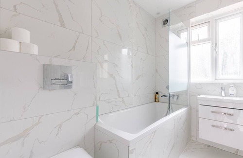 Custom House House | Spacious 4BD Home, near ExCel London!