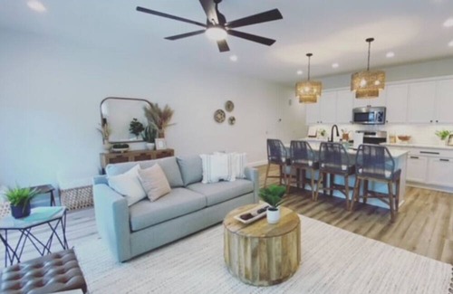 Ashtabula House | The Harbor Haven ~ Walkable to restaurants, brewery, spa, beach! Near wineries!