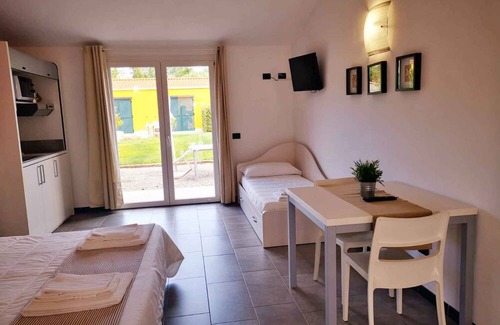 Poggi House | Mobilehome with pool and sun loungers