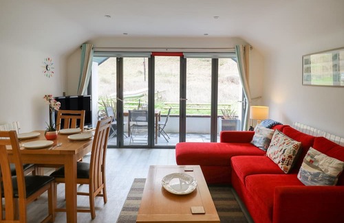 Llandyssiliogogo Cottage | TAFARN TYDU, pet friendly, character holiday cottage in Cross Inn