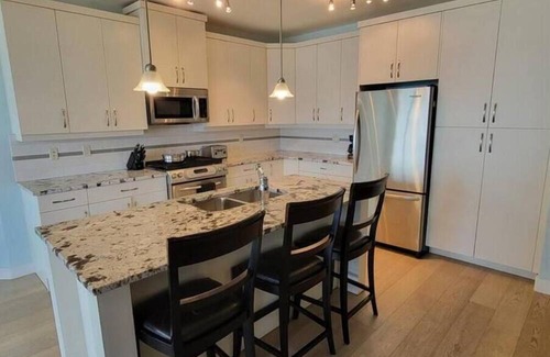 Central Okanagan Condo | 7102 - Beachfront Stunner - Boat Slip Availablenn
