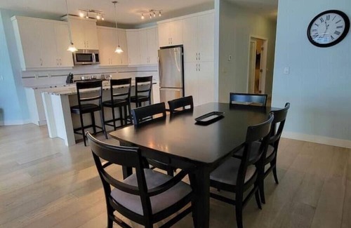 Central Okanagan Condo | 7102 - Beachfront Stunner - Boat Slip Availablenn