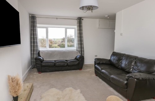 Llantrisant Cottage | HAULFRYN, pet friendly, country holiday cottage in Llannerch-Y-Medd