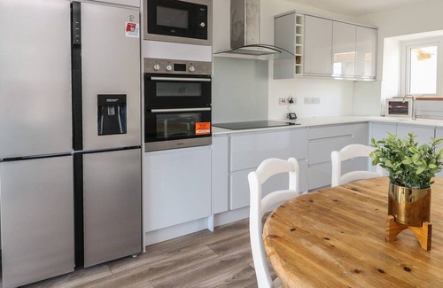 Llantrisant Cottage | HAULFRYN, pet friendly, country holiday cottage in Llannerch-Y-Medd