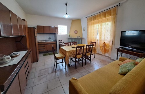 San Giovanni Suergiu House | Holiday Home 'Da Zia Giovanna' with Private Terrace and Wi-Fi
