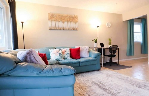 Sunrise Acres House | Cozy Colors Modern Family Friendly-3 days