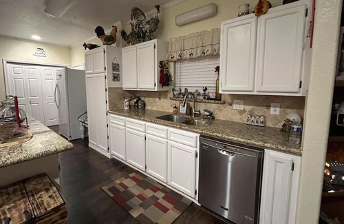 Galveston House | Marvelous 5-bedroom house in Bolivar Peninsula with WiFi, AC and fenced yard