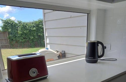 Highfields House | Airconditioned large family home. Sleeps 8 and pet friendly.