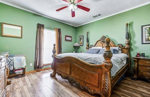 Galveston House | Spacious 5 bedroom house minutes from the beach/walking distance to the bay.