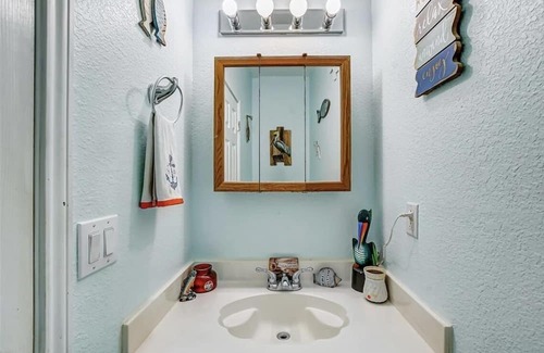 Galveston House | Spacious 5 bedroom house minutes from the beach/walking distance to the bay.