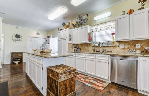 Galveston House | Spacious 5 bedroom house minutes from the beach/walking distance to the bay.