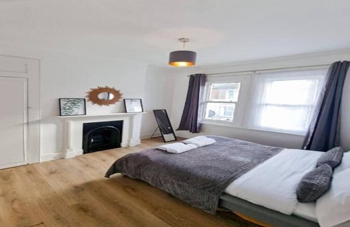Gravesend Apartment | Gravesend 2 Bedroom Apartment Sleeps 4, 2 mins walk to Station