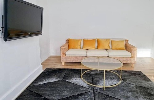 Gravesend Apartment | Gravesend 2 Bedroom Apartment Sleeps 4, 2 mins walk to Station