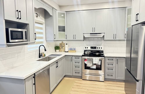 Kitchener House | Luxury private home 4 mins to Sunrise Shopping Complex