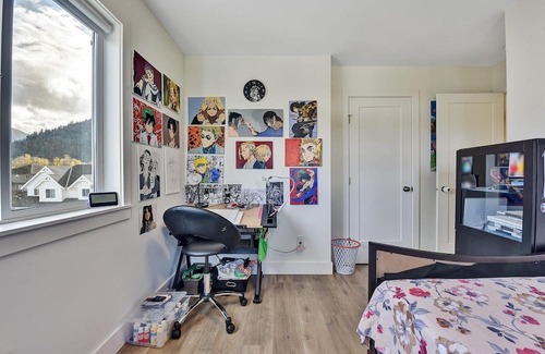 Sardis House | Minutes away from Vedder river, trails & parks, this 3 bed + den home is purfect