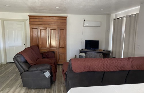 Palisade Apartment | Private and comfortable clean and a bubbling hot tub two bath rooms one bedroom