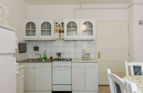 Balatonlelle Villa | Lovely apartment in villa for 5 guests with TV, terrace and parking