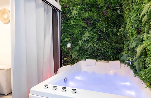 Chartrons Apartment | Secret Jungle Suite Romantique Cachée Bordeaux, Balnéo Jacuzzi & Home Cinéma
