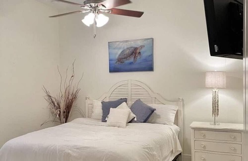 Naples Park House | The Vanderbilt Pearl, 1 Mile to Beach, Pool