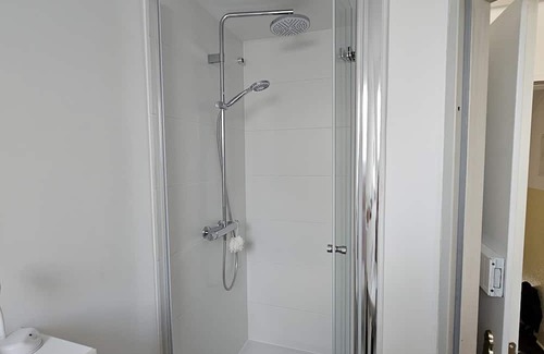 Braunsfeld Apartment | Zentrale, Ruhig, Helle 55qm Ferienwohnung ab 1 N ~ DG
