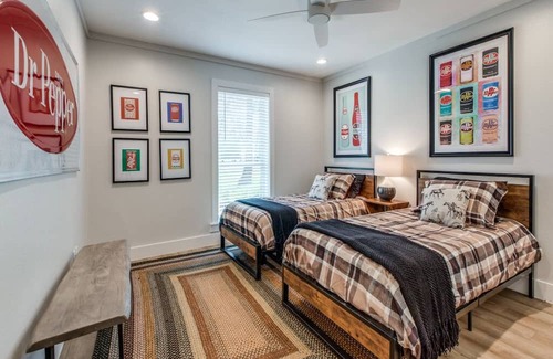College Station House | 3 Mi to Kyle Field-1.5 Acre-Fire Pit/Patio-3500 sf