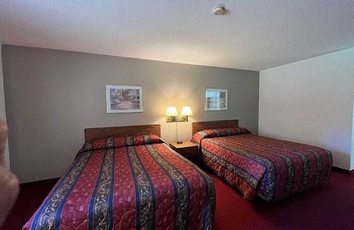 Boulder Junction House | Boulder Bear Motor Lodge - Two Queen Beds 119 Front