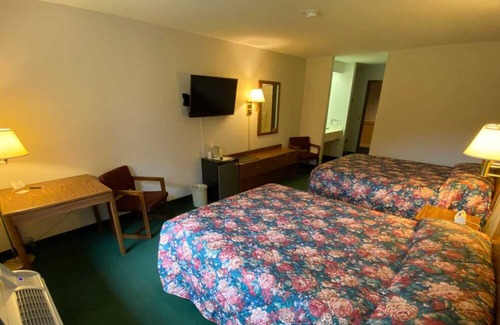 Boulder Junction House | Boulder Bear Motor Lodge - Two Queen Beds 119 Front
